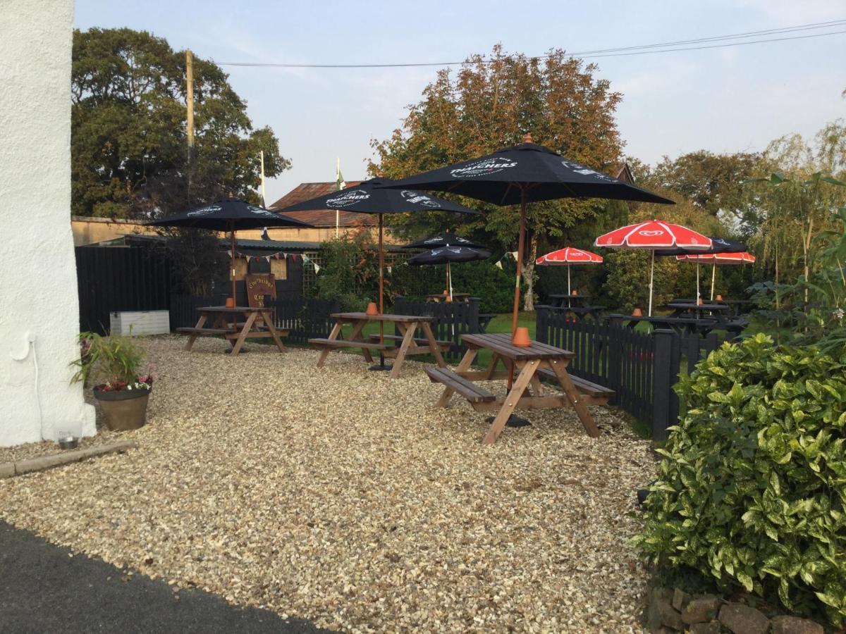 The Thelbridge Cross Inn Кредитън Екстериор снимка