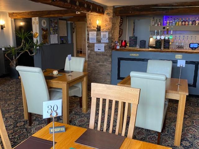 The Thelbridge Cross Inn Кредитън Екстериор снимка