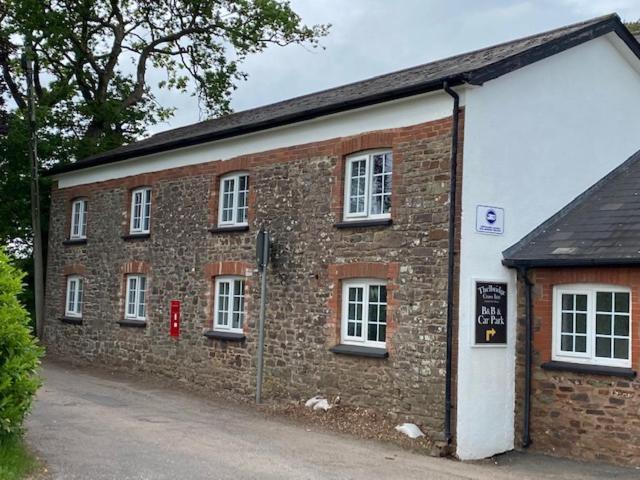 The Thelbridge Cross Inn Кредитън Екстериор снимка